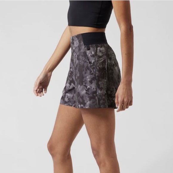 Athleta Brooklyn Printed Shorts Lumen Black Grey Floral Size 6 - Picture 3 of 10